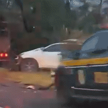 Homem morre ap&oacute;s batida frontal entre caminhonete e caminh&atilde;o na BR-262