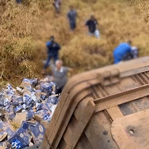 Carreta tomba na BR-163 e carga de leite &eacute; saqueada por populares