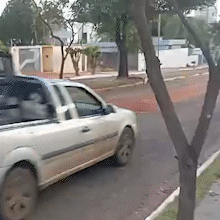 Buraco gigante toma avenida e vira dor de cabe&ccedil;a para condutores desatentos