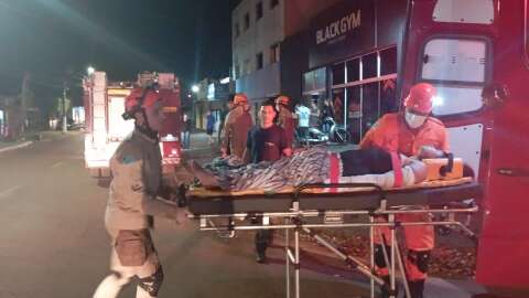 Mulher &eacute; atropelada na cal&ccedil;ada ap&oacute;s acidente entre carro e moto