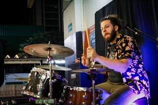 Rock transforma intervalo de alunos do noturno em escola p&uacute;blica 