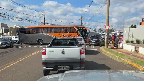 &Ocirc;nibus de turismo colide com caminhonete e trava rotat&oacute;ria na Capital