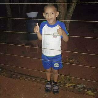 Morre menino de 8 anos picado por escorpi&atilde;o que estava escondido em t&ecirc;nis