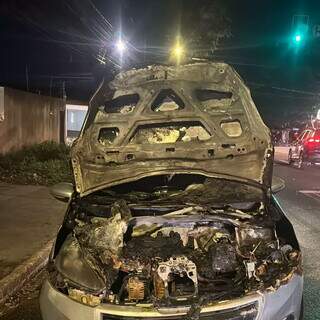 Carro estacionado pega fogo ap&oacute;s pane el&eacute;trica na Avenida Bom Pastor