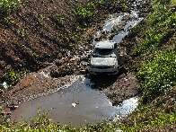 Idoso tem carro atingido e cai em barranco ao tentar conversão em rodovia