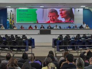 Audi&ecirc;ncia debate desafios das m&atilde;es at&iacute;picas para conseguir trabalho