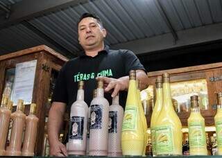Andr&eacute; serve licor de bocaiuva, pequi e milho em homenagem a MS