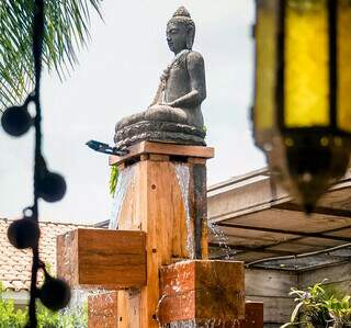 Hotel em homenagem &agrave; &Iacute;ndia tem Gandhi no jardim e samosa no menu