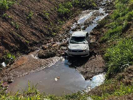 Idoso tem carro atingido e cai em barranco ao tentar convers&atilde;o em rodovia