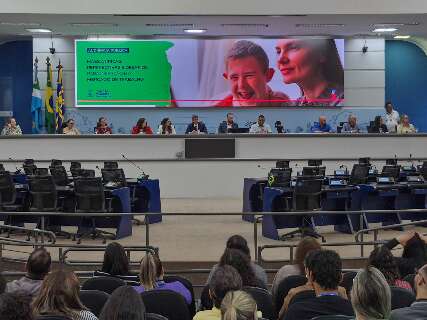 Audi&ecirc;ncia debate desafios das m&atilde;es at&iacute;picas para conseguir trabalho