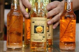 Andr&eacute; serve licor de bocaiuva, pequi e milho em homenagem a MS