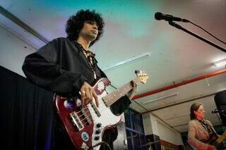 Rock transforma intervalo de alunos do noturno em escola p&uacute;blica 