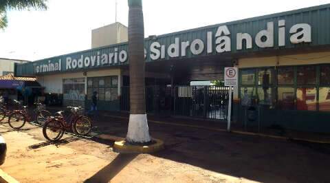 Motorista retira adolescente com autismo de &ocirc;nibus e o deixa na rodovi&aacute;ria