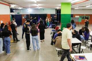 Rock transforma intervalo de alunos do noturno em escola p&uacute;blica 