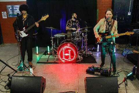 Rock transforma intervalo de alunos do noturno em escola p&uacute;blica 