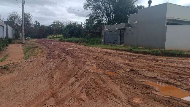 Moradores cobram promessa antiga de asfalto e denunciam abandono de ruas 