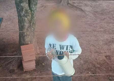 Pai relata desespero do filho ao descobrir escorpi&atilde;o no t&ecirc;nis durante casamento