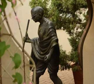 Hotel em homenagem &agrave; &Iacute;ndia tem Gandhi no jardim e samosa no menu