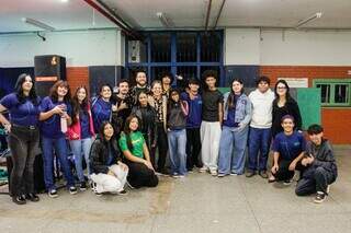 Rock transforma intervalo de alunos do noturno em escola p&uacute;blica 