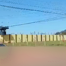 Detento em surto aparece pendurado em grade de pres&iacute;dio na Capital