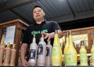 André serve licor de bocaiuva, pequi e milho em homenagem a MS