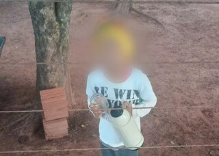 Pai relata desespero do filho ao descobrir escorpi&atilde;o no t&ecirc;nis durante casamento