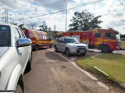 Jovem convulsiona ap&oacute;s acidente entre moto e caminhonete 