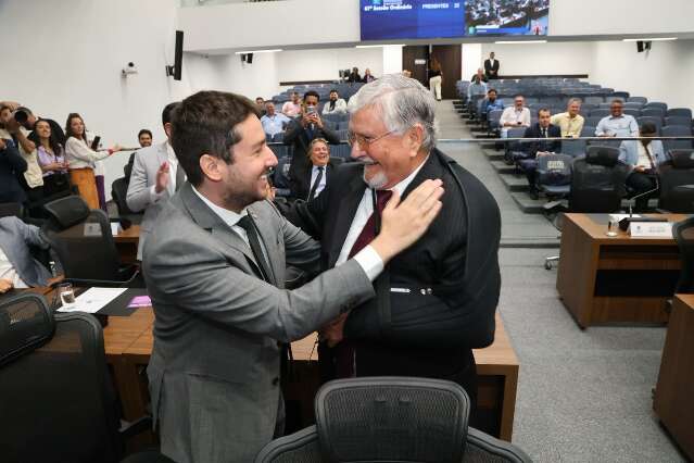 De &ldquo;canalha&rdquo; a companheiro, Zeca e Catan agora se abra&ccedil;am 