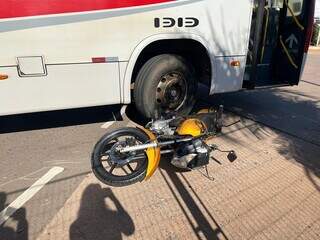 Moto apaga na Zahran, &eacute; atingida por &ocirc;nibus e arrastada at&eacute; terminal 