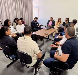 Em reuni&atilde;o com prefeitura e vereadores, professores cobram reajuste
