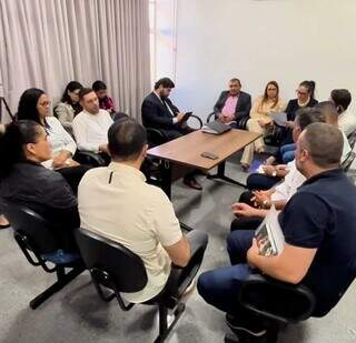 Em reuni&atilde;o com prefeitura e vereadores, professores cobram 12% de reajuste