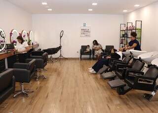 Samina Studio inaugura espa&ccedil;o com escova a R$ 39,90 e combos promocionais