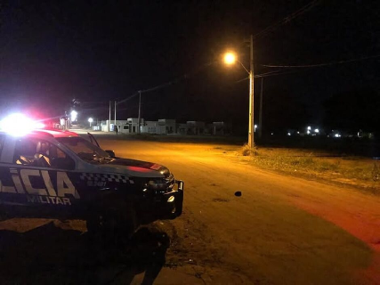 Homem armado com faca avan&ccedil;a contra policiais, &eacute; baleado e morre