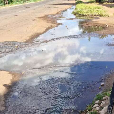Esgoto a c&eacute;u aberto toma avenida e revolta comerciantes no Guanandi