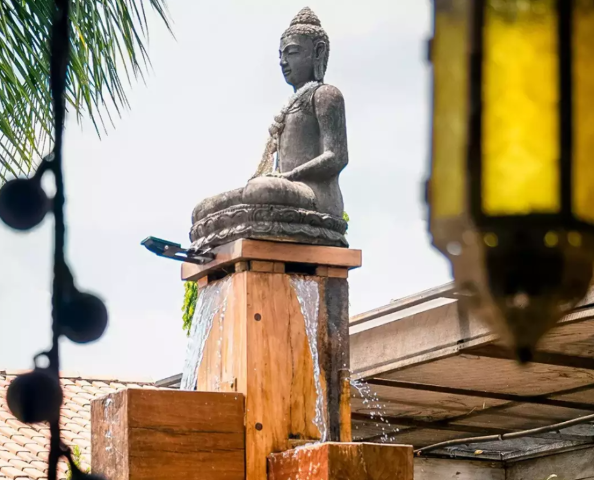 Hotel em homenagem &agrave; &Iacute;ndia tem Gandhi no jardim e samosa no menu