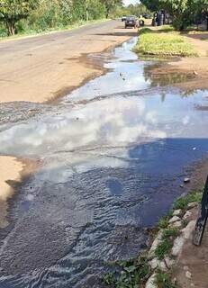 Esgoto a c&eacute;u aberto toma avenida e revolta comerciantes no Guanandi