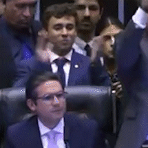 Camila Jara empurra e Nikolas cai durante sess&atilde;o tumultuada na C&acirc;mara