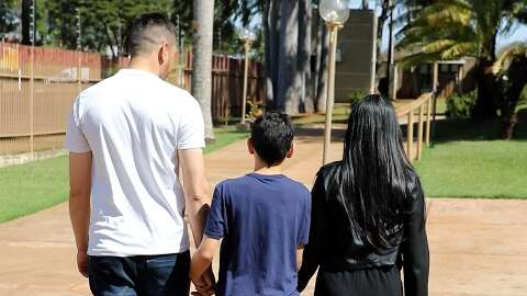 &quot;Nunca mais voc&ecirc; vai ficar longe de mim&quot;, diz m&atilde;e ao reencontrar filho
