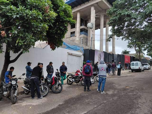 Trabalhadores terceirizados fazem paralisa&ccedil;&atilde;o por atraso no pagamento 