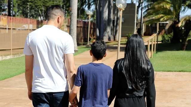 &quot;Nunca mais voc&ecirc; vai ficar longe de mim&quot;, diz m&atilde;e ao reencontrar filho