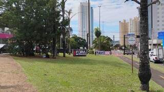 Protesto &quot;Fora Moraes&quot; recebe apoio de motoristas em avenida movimentada