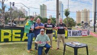 Protesto &quot;Fora Moraes&quot; recebe apoio de motoristas em avenida movimentada