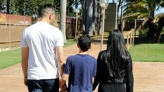 &quot;Nunca mais voc&ecirc; vai ficar longe de mim&quot;, diz m&atilde;e ao reencontrar filho