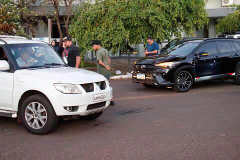 Motorista sai ileso ap&oacute;s Pajero capotar em colis&atilde;o com Ranger