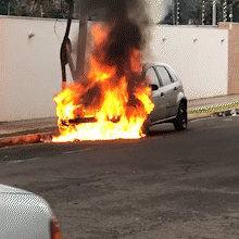 Inc&ecirc;ndio destr&oacute;i carro estacionado ao lado de igreja no Centro