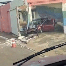 Acidente destr&oacute;i muro, casa fica aberta e &eacute; furtada no Bairro Guanandi