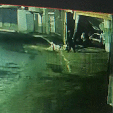 V&iacute;deo mostra ladr&otilde;es saindo com TV de casa que teve muro destru&iacute;do em acidente