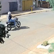 Jovem cai de moto ap&oacute;s ter pesco&ccedil;o puxado por fio solto em rua da Capital