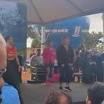 Evento oficial come&ccedil;a ao som de &quot;toma, toma, sua cachorrona&quot;