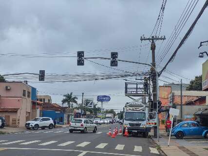Furto de cabos deixa sem&aacute;foro apagado e complica tr&acirc;nsito na Avenida Tamandar&eacute;